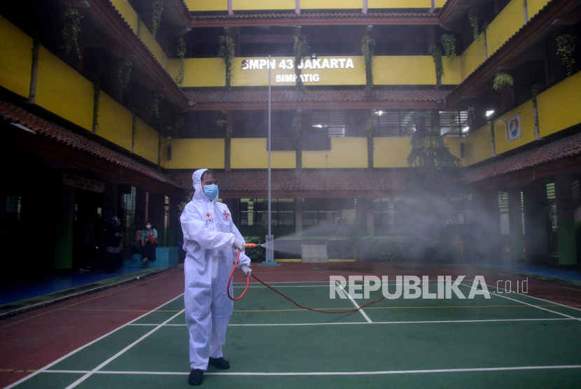 Kantor Staf Presiden meminta masyarakat untuk menyikapi penutupan Pembelajaran Tatap Muka (PTM) 100 persen di 90 sekolah di Jakarta dengan bijak dan tidak panik berlebihan. (Foto: enyemprotan desinfektan di salah satu SMP di Jakarta)