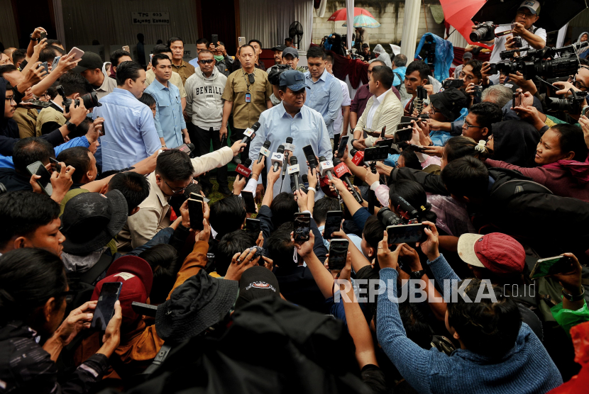 Calon presiden nomor urut 02, Prabowo Subianto menjawab pertanyaan jurnalis usai menggunakan hak pilihnya di Babakan Madang, Kabupaten Bogor, Jawa Barat, Rabu (14/2/2024).