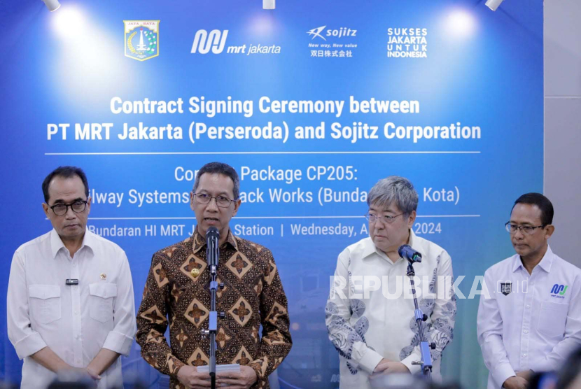 PT MRT Jakarta melakukan Penandatanganan Contract Package (CP) 205 dengan konsultan perencanaan pembangunan asal Jepang, Sojitz Corporation, di Stasiun MRT Bundaran HI, Jakarta Pusat, pada Rabu (17/4/2024). 