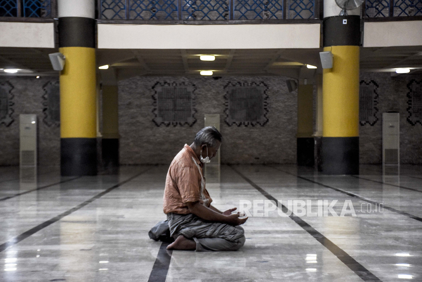 Doa untuk Orang Tua dari Anak Shaleh. Foto ilustrasi: Umat muslim berdoa usai melaksanakan ibadah sholat Zuhur di Masjid Raya Bandung, Jalan Dalem Kaum, Kota Bandung, Ahad (7/6).  