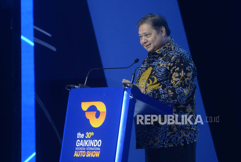 Menteri Koordinator Bidang Perekonomian Airlangga Hartarto memberikan sambutan saat pembukaan pameran otomotif GIIAS 2023 di ICE, BSD, Tangerang, Kamis (10/8/2023). 