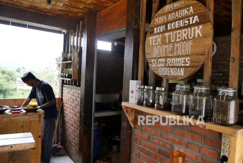 Santri menyiapkan pesanan pengunjung di Teh dan Kopi Gunung, Pesantren Masyarakat Merapi Merbabu, Wonolelo, Magelang, Jawa Tengah, Ahad (4/5) (ilustrasi).