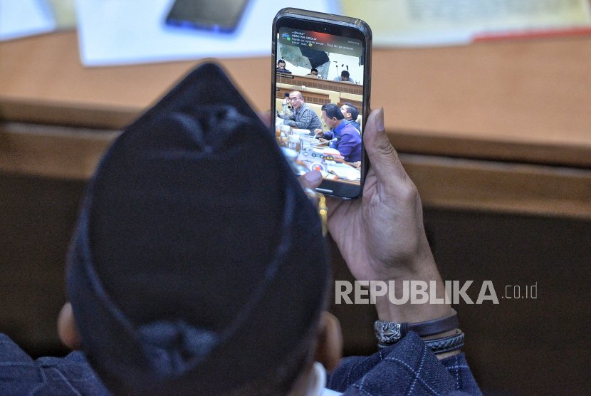 Ketua KPU Hasyim Asyari saat mengikuti rapat dengar pendapat (RDP) bersama Komisi II DPR terkait penyelenggaraan Pemilu 2024 di kompleks Parlemen, Jakarta, Senin (5/2/2024). RDP yang menghadirkan KPU, Bawaslu, DKPP, dan Kemendagri tersebut membahas kesiapan penyelenggaraan Pemilu 2024 dan isu-isu terkini terkait pesta demokrasi itu.