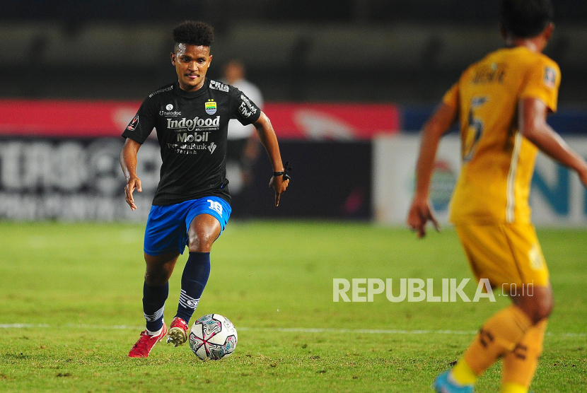 David Rumakiek (kiri), pemain baru Persib Bandung untuk kompetisi Liga 1 musim 2022/2023.