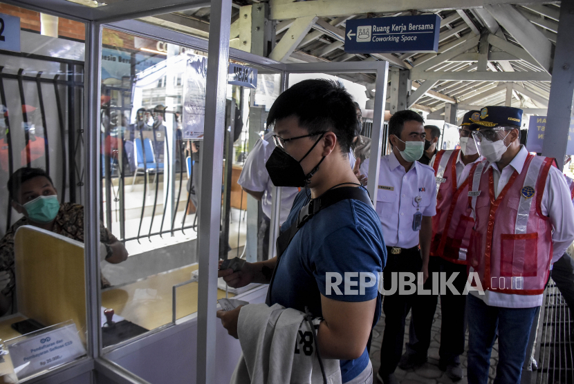 Menteri Perhubungan Budi Karya Sumadi (kanan) melihat calon penumpang kereta api melakukan tes GeNose C19 di Stasiun Bandung, Kota Bandung (ilustrasi)