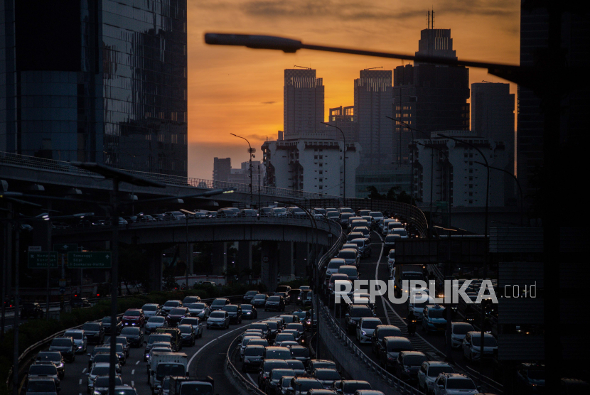 Pengendara terjebak kemacetan di Jalan Gatot Subroto, Jakarta, Kamis (4/6). Gubernur DKI Jakarta Anies Baswedan resmi memperpanjang masa Pembatasan Sosial Berskala Besar (PSBB) di Jakarta hingga 18 Juni 2020 sebagai masa transisi dari PSBB yang masif menuju kondisi aman, sehat dan produktif