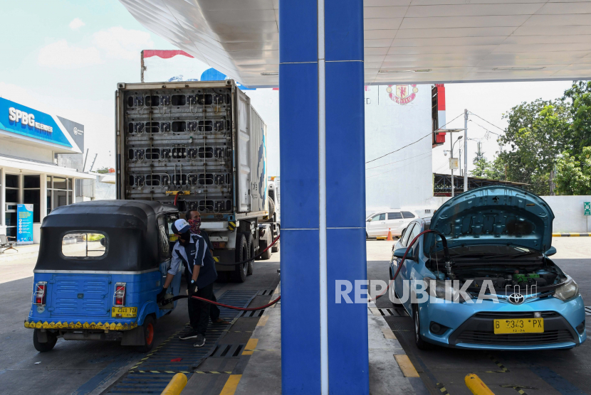 Petugas mengisi bahan bakar gas pada bajaj di SPBG PGN Klender, Jakarta, Rabu (22/4/2020). 