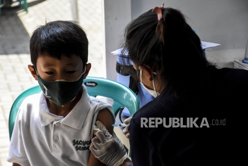 Dinas Kesehatan Kabupaten Purbalingga, Jawa Tengah menginformasikan bahwa sebanyak 21.489 anak usia 6 tahun hingga 11 tahun di daerah setempat sudah disuntik vaksin Covid-19 dosis pertama sejak pelaksanaannya dimulai (ilustrasi).