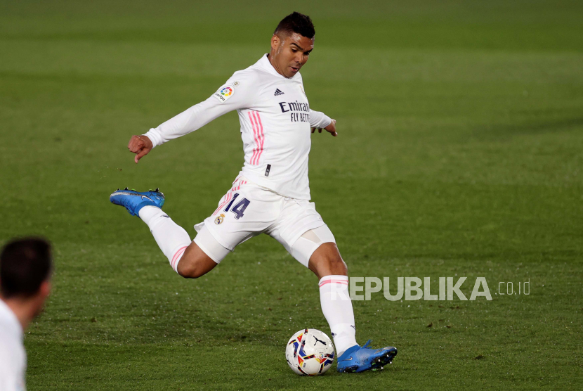  Gelandang Real Madrid Carlos Henrique Casemiro membidik bola pada pertandingan sepak bola La Liga Spanyol antara Real Madrid melawan Real Sociedad di stadion Alfredo Di Stefano di Madrid, Spanyol, 01 Maret 2021.