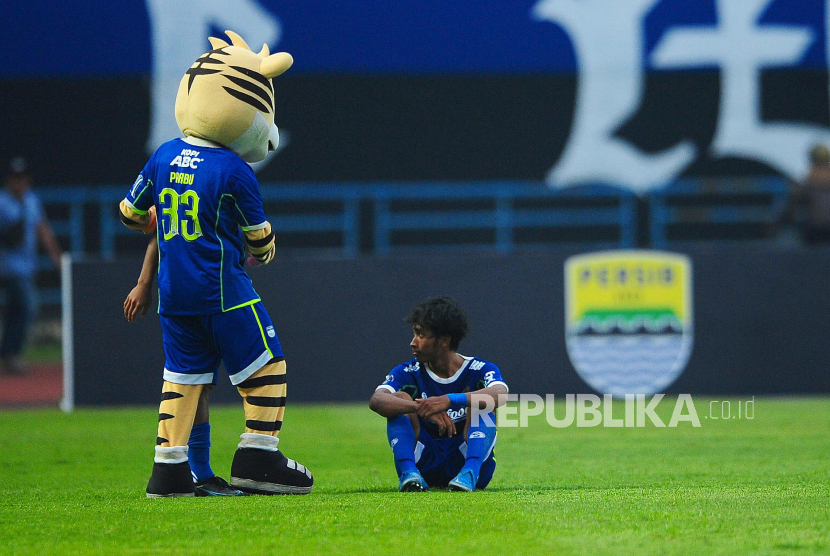 Karakter harimau maskot Persib Bandung, Prabu, menghibur pemain muda Persib usai laga Liga Indonesia antara Persib Bandung melawan Madura United di Stadion GBLA, Bandung, Sabtu (30/7/2022). Laga berakhir dengan skor 3-1 bagi kemenangan tim tamu.
