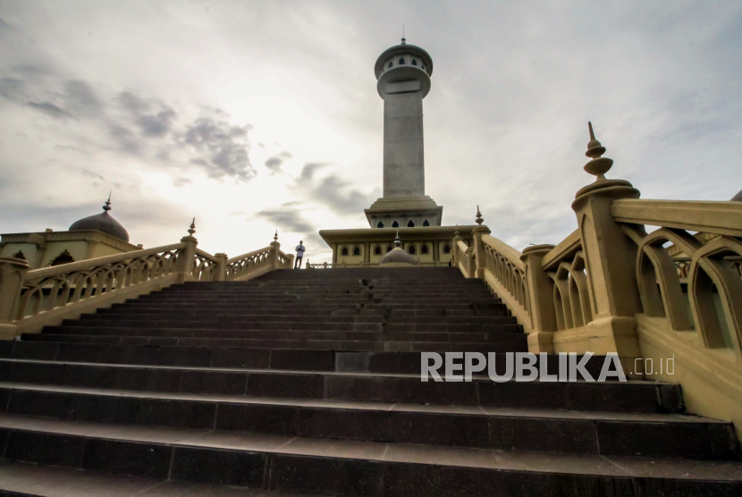 Warga mengunjungi Monumen Islam Samudera Pasai yang dibangun sejak 2012 hingga 2017 bersumber dana APBN senilai Rp49,1 miliar di Desa Beuringen, Kecamatan Samudera, Aceh Utara, Aceh, Selasa (11/8/2021). Aksara Arab dan Islamisasi Asia Tenggara