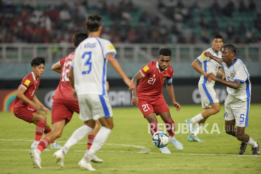 Pemain Timnas Indonesia Gwijangge Iqbal berusaha melewati hadangan pemain Timnas Panama saat bertanding pada babak penyisihan Piala Dunia U17 di Stadion Gelora Bung Tomo, Surabaya, Jawa Timur, Senin (13/11/2023). Timnas Indonesia bermain imbang melawan Timnas Panama dengan Skor 1-1.