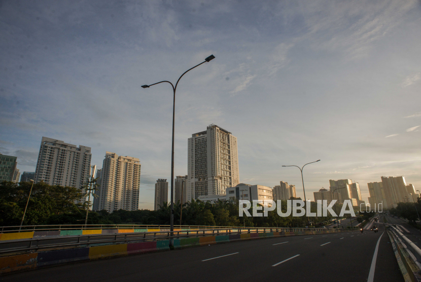 Suasana langit Jakarta dilihat dari kawasan Kemayoran, Jakarta, Kamis (18/2). Direktorat Jenderal Pengelolaan Pembiayaan dan Risiko Kementerian Keuangan (DJPPR Kemenkeu) mencatat, pemesanan instrumen Obligasi Negara Ritel atau ORI seri ORI019 sudah melampaui target hingga hampir tiga kali lipat. 