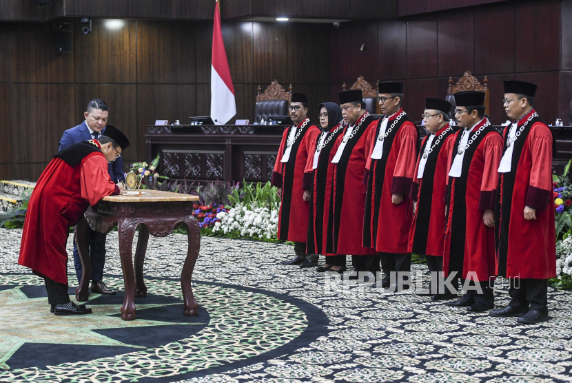 Ketua Mahkamah Konstitusi (MK) Suhartoyo (kiri) menandatangani berkas dihadapan hakim konstitusi usai membacakan sumpah jabatan di Gedung MK, Jakarta, Senin (13/11/2023). Hakim Konstitusi Suhartoyo menjadi ketua MK menggantikan Anwar Usman yang diberhentikan dari jabatan ketua oleh Majelis Kehormatan MK (MKMK) karena terbukti melanggar etik berat. 