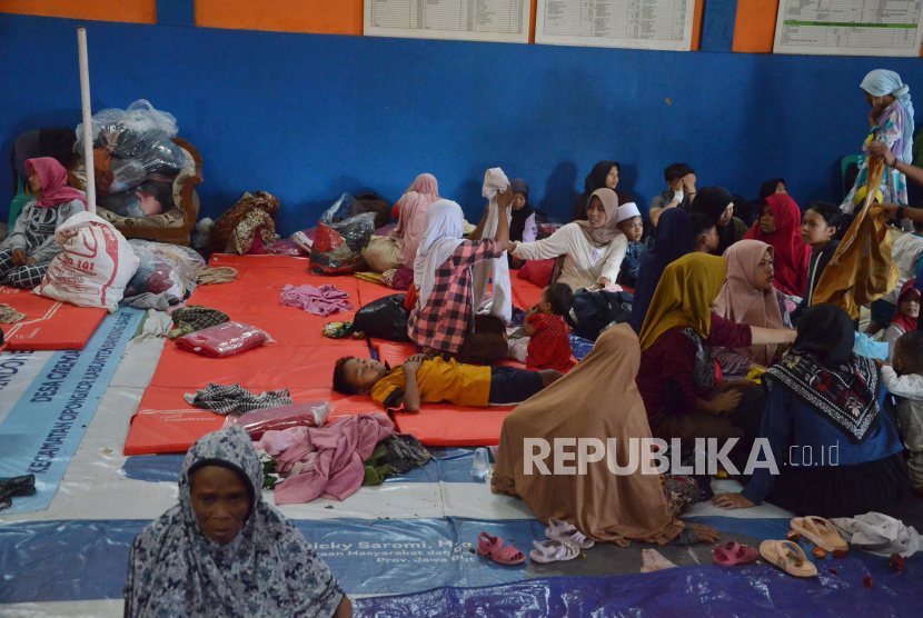 Warga mengungsi di Aula Kantor Desa Cibenda, Kecamatan Cipongkor, Kabupaten Bandung Barat, Senin (25/3/2024). Sedikitnya 350 orang mengungsi akibat longsor yang terjadi Ahad (24/3/2024) malam. Diduga 9 orang masih tertibun longsor. Hingga saat ini petugas gabungan masih terus melakukan pencarian.