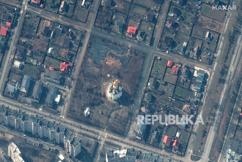 Citra satelit yang disediakan oleh Maxar Technologies ini menunjukkan gambaran umum Bucha, Ukraina, dengan gereja St. Andrew di tengahnya dan kemungkinan lokasi kuburan massal tepat di atasnya pada Kamis 31 Maret 2022.