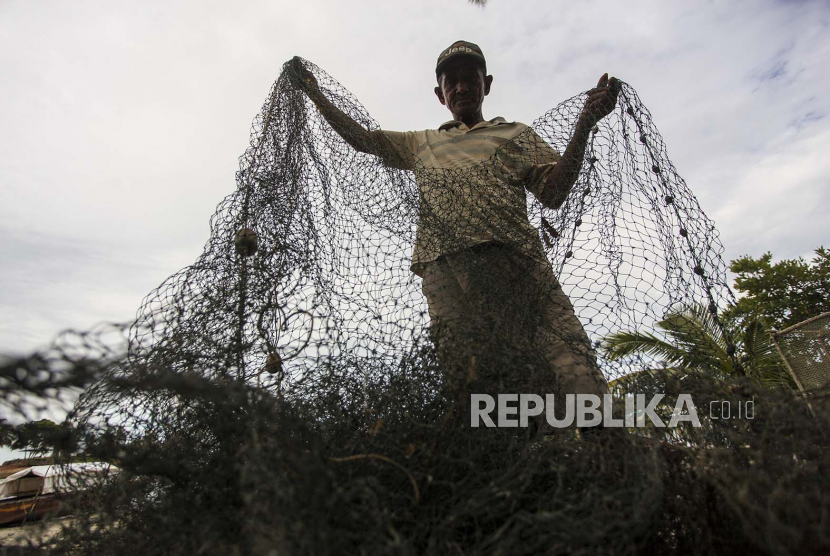 Seorang nelayan merapikan jaringnya sebelum melaut di Nongsa, Batam, Kepulauan Riau, Kamis (22/9/2022). Cuaca Ekstrem, Gubernur Kepri Minta Nelayan tidak Jauh-Jauh Melaut