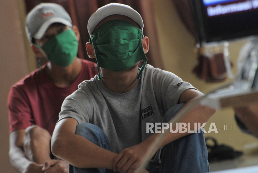 Sejumlah warga menggunakan masker 