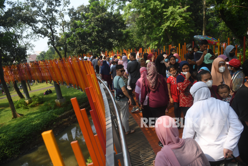 Pengunjung memadati Tebet Eco Park di Jakarta Selatan. Tebet EcoPark dan jalur pedestrian Jalan Sudirman jadi incaran foto dan video peserta.