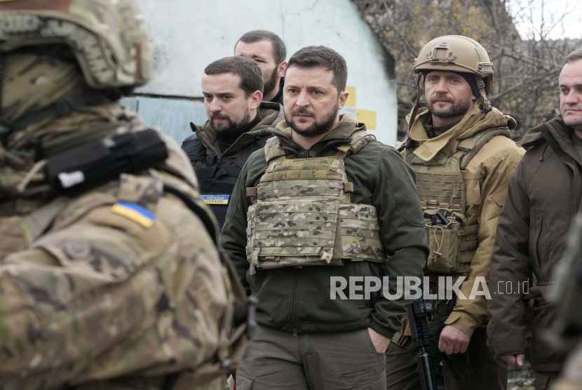 Presiden Ukraina Volodymyr Zelenskyy memeriksa lokasi pertempuran baru-baru ini di Bucha dekat Kyiv, Ukraina, Senin, 4 April 2022.