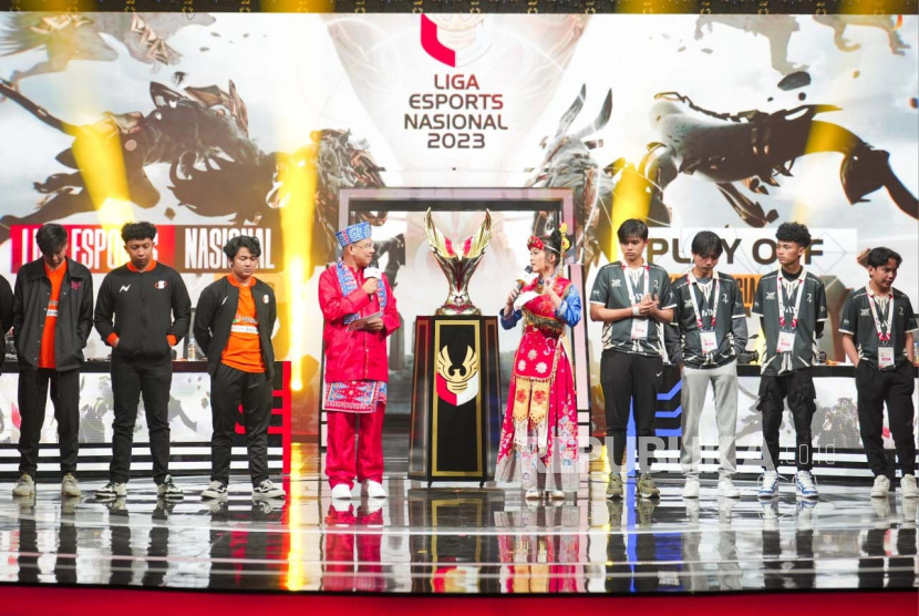 Enam tim terbaik memperebutkan gelar juara di babak play-off Liga 1 Esports Nasional 2023 yang berlangsung di Mahaka Square, Jakarta, mulai 1-3 Desember 2023.