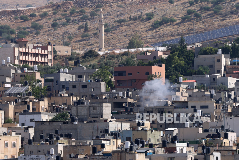 Asap mengepul saat serangan Israel di kamp pengungsi Al Farea dekat kota Tubas, Tepi Barat, 10 Juni 2024. Menurut Kementerian Kesehatan Palestina, setidaknya satu warga Palestina tewas dalam serangan itu.