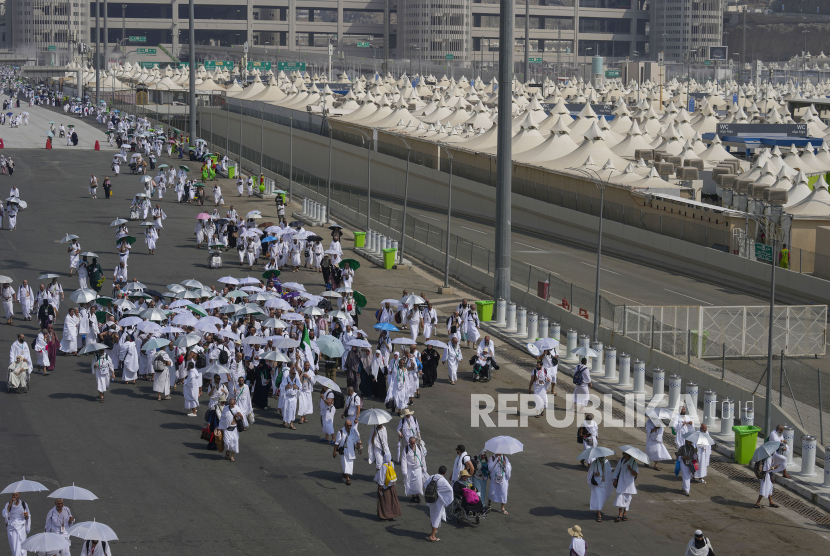 Umat muslim berada didekat tenda kemah Mina, kota suci Mekah, Arab Saudi, Jumat, 14 Juni 2024. 