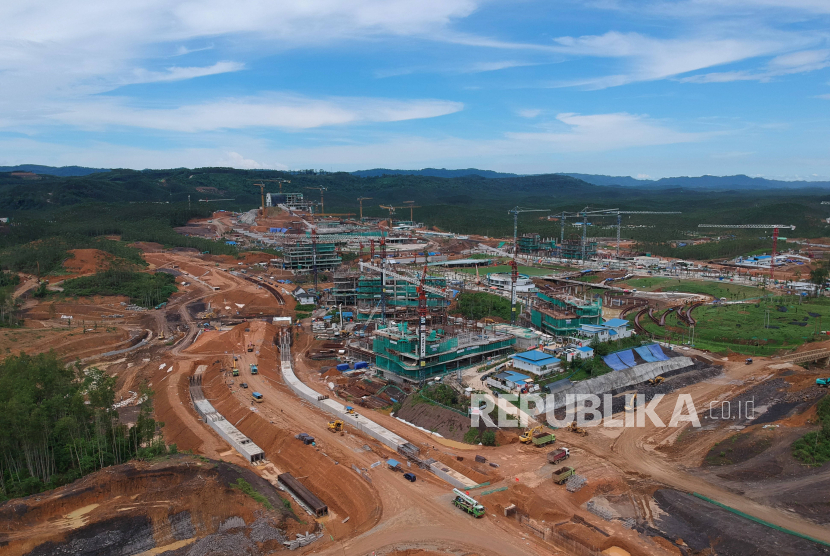 Suasana pembangunan di Kawasan Inti Pusat Pemerintahan (KIPP) Ibu Kota Negara (IKN) Nusantara, Penajam Paser Utara, Kalimantan Timur, Kamis (7/12/2023). Kementerian PUPR mencatat progres pembangunan infrastruktur fisik di IKN Nusantara telah mencapai 60,3 persen.