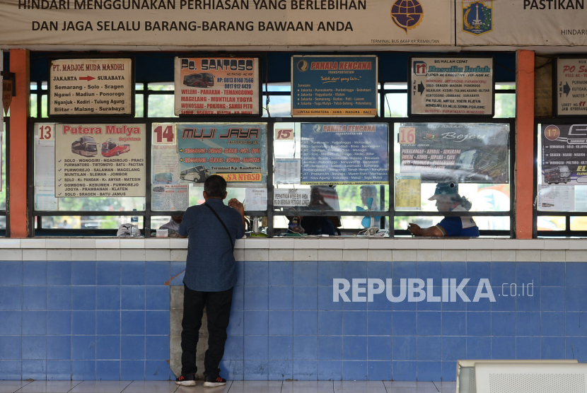 Calon penumpang bus Antar Kota Antar Provinsi (AKAP) membeli tiket di Terminal Kampung Rambutan, Jakarta. Anggota DPR meminta pemerintah segera memberlakukan PSBB untuk Jabodetabek agar menekan penyebaran virus corona.