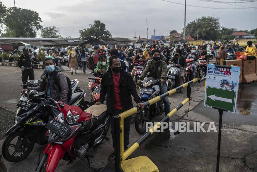 Sejumlah pengendara sepeda motor antre untuk melakukan verifikasi data dalam Mudik Gratis DKI Jakarta 2022 khusus sepeda motor di Terminal Pulogadung, Jakarta Timur, Selasa (26/4/2022).