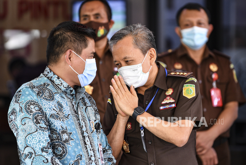 Jaksa Agung Muda Pidana Khusus (Jampidsus) Ali Mukartono (kanan) memberi salam kepada Deputi Penindakan Komisi Pemberantasan Korupsi (KPK) Karyoto (kiri) usai memberikan keterangan kepada wartawan di Kejaksaan Agung, Jakarta, Selasa (8/9). Dalam penyidikan kasus dugaan suap jaksa Pinangki Sirna Malasari terkait pengurusan pengajuan fatwa MA untuk membebaskan Djoko Tjandra, Kejaksaan Agung menggandeng KPK, Kemenko Polhukam, Badan Reserse Kriminal Polri dan Komisi Kejaksaan bertujuan agar proses penyidikan dilakukan lebih transparan. 