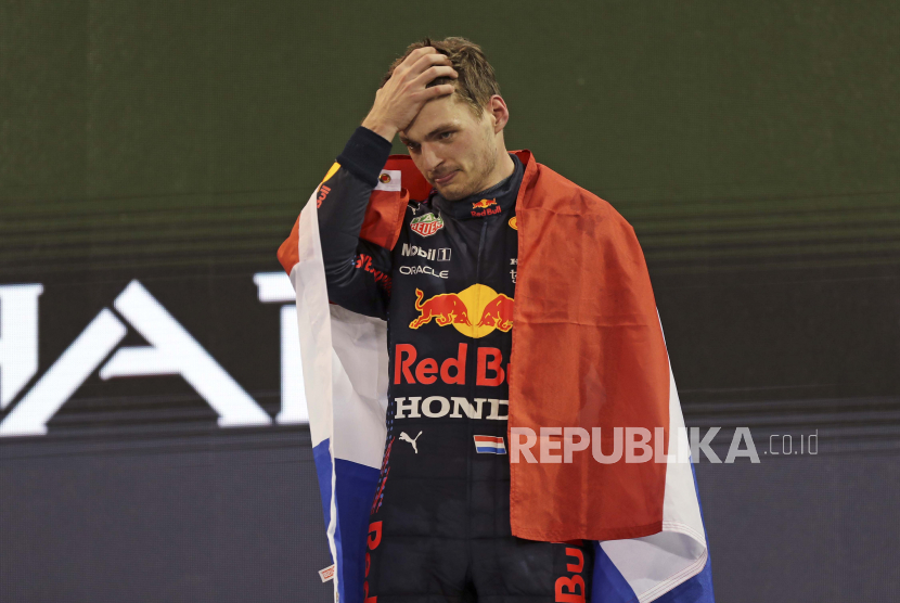 Pembalap Red Bull Max Verstappen dari Belanda melakukan selebrasi di podium setelah menjadi juara dunia pebalap F1 usai menjuarai Grand Prix Formula Satu Abu Dhabi di Abu Dhabi, Uni Emirat Arab, Ahad 12 Desember 2021.