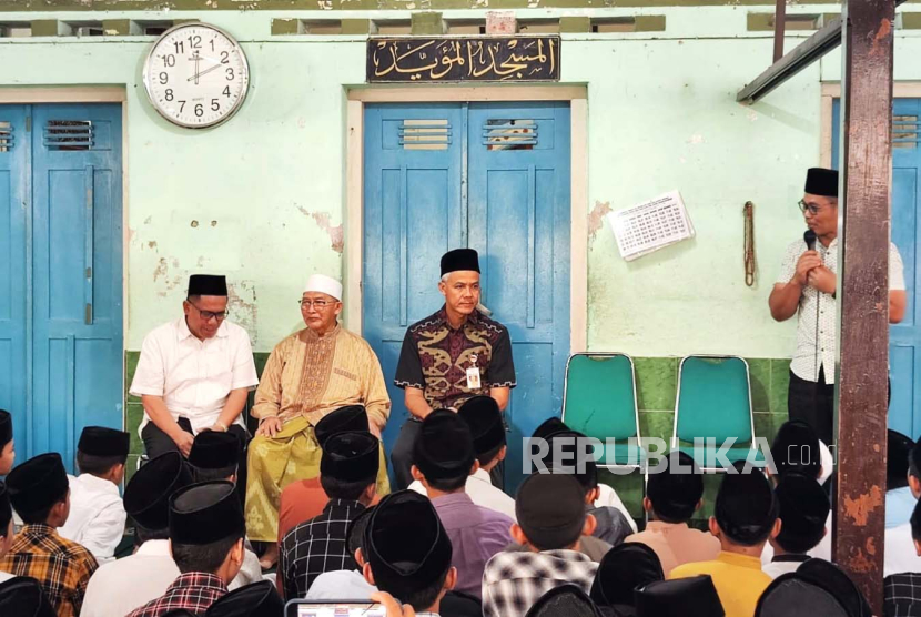 Ganjar Pranowo ketika mengunjungi dua tokoh agama, yakni Habib Novel dan KH Abdul Rozaq Shofawi di Solo, Selasa (8/8/2023).