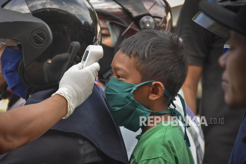 Petugas melakukan pengukuran suhu tubuh untuk antisipasi penyebaran virus corona di Kelurahan Bintaro, Mataram, NTB, Jumat (3/4). (ilustrasi)