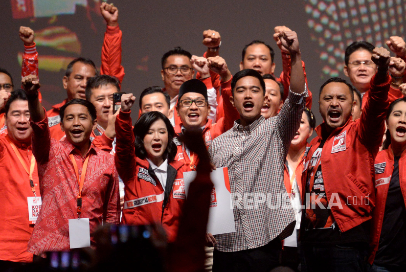 Wakil Ketua Dewan Pembina PSI Grace Natalie memberikan Surat Keputusan (SK) kepada Ketua Umum PSI yang baru Kaesang Pangarep dalam Kopdarnas PSI di Jakarta, Senin (25/9/2023). Putra bungsu Presiden Joko Widodo tersebut resmi ditetapkan sebagai Ketua Umum PSI periode 2023-2028. 