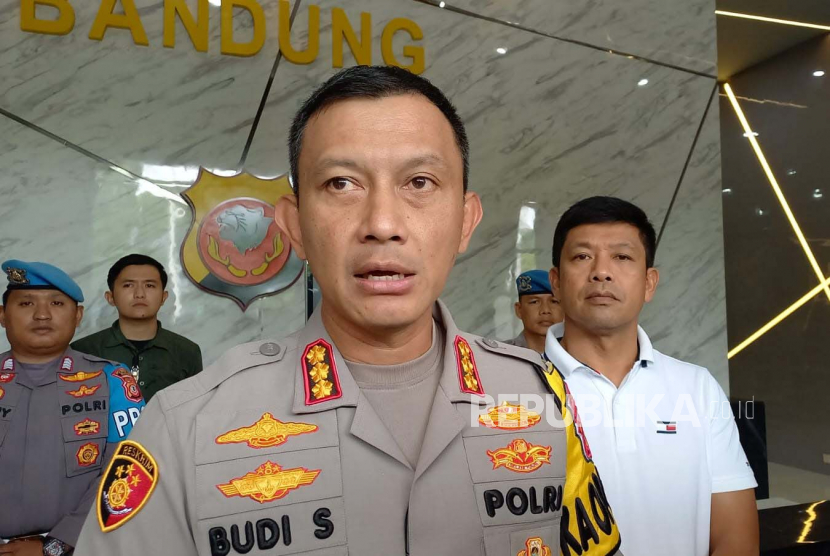 Kapolrestabes Bandung Kombes Pol Budi Sartono memberikan keterangan telah mengamankan bule Australia berinisial MB yang meludahi dan membentak imam masjid Al Muhajir, Kota Bandung, Sabtu (29/4/2023). 