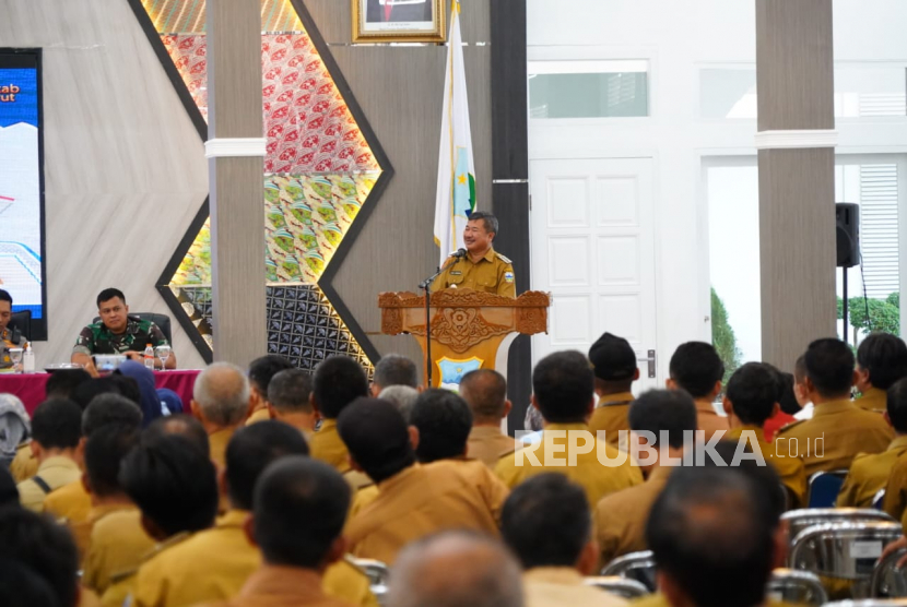 Bupati Garut Rudy Gunawan saat memimpin rapat, Senin (30/1/2023). Bupati Garut dikabarkan mengalami serangan jantung dan harus dirujuk ke RS Santosa di Bandung. 