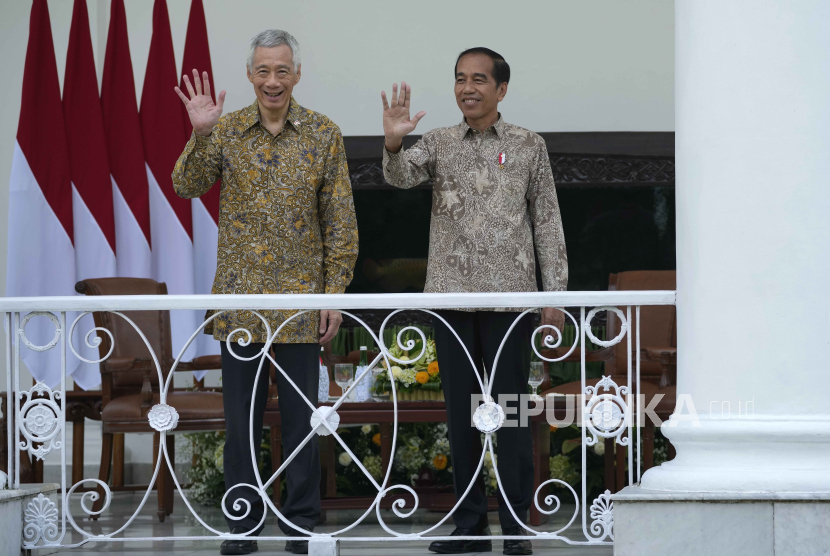 Indonesian President Joko Widodo, right, and Singapore Prime Minister.