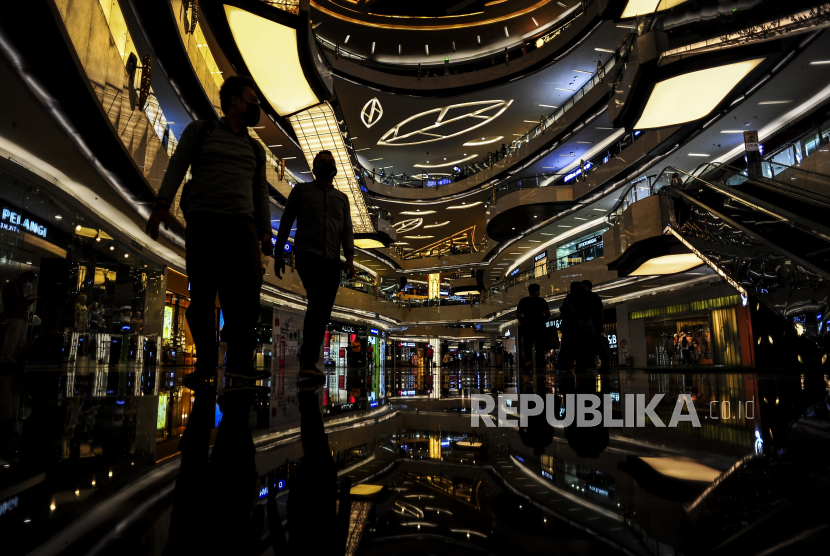 Pengunjung beraktivitas di pusat perbelanjaan Lippo Mall Kemang, Jakarta, Sabtu (31/10). Badan Pusat Statistik (BPS) mencatat, tingkat inflasi inti pada bulan lalu mencapai 0,04 persen. Realisasi ini turun signifikan dibandingkan beberapa bulan terakhir, seperti Agustus dan September yang masing-masing berada di level 0,29 persen dan 0,13 persen.