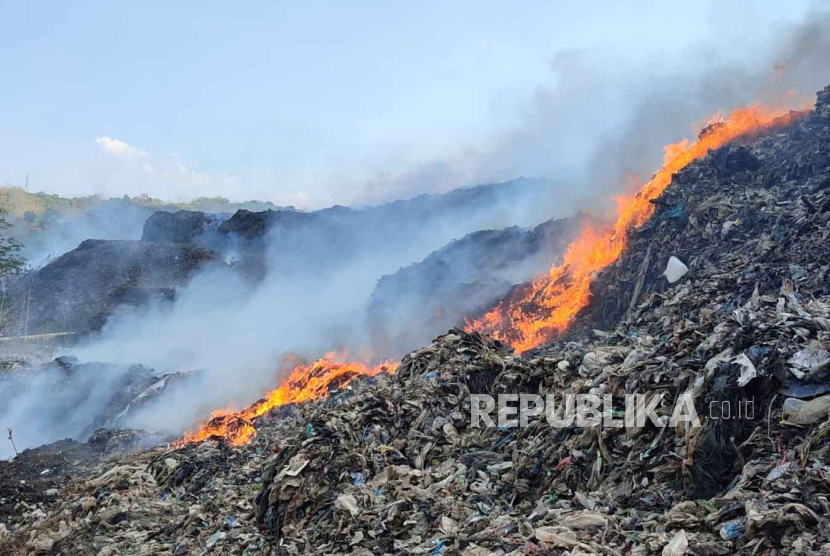 Kebakaran di area Tempat Pembuangan Akhir (TPA) Kopi Luhur, Kecamatan Harjamukti, Kota Cirebon, Jawa Barat, Selasa (26/9/2023). 