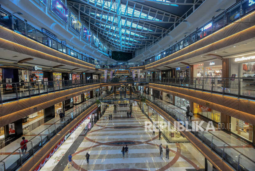 Pengunjung beraktivitas di pusat perbelanjaan Pondok Indah Mall, Jakarta (ilustrasi). Pemerintah mulai membolehkan anak-anak masuk mal di beberapa daerah.
