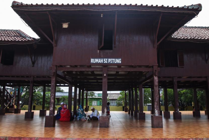 Wisatawan mengunjungi Rumah Si Pitung di Marunda, Jakarta.