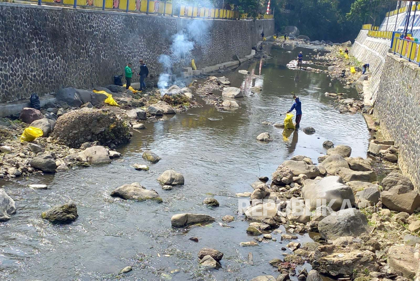 Kegiatan bersih-bersih di Sungai Ciloseh, kawasan Cipanyir, Kota Tasikmalaya, Rabu (30/8/2023). 