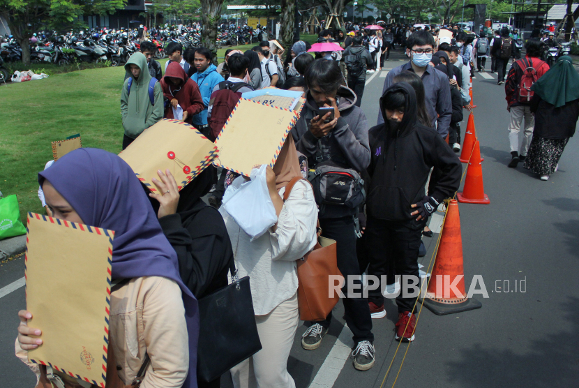 (ILUSTRASI) Para pencari kerja mengantre saat agenda bursa kerja di Kota Bandung, Jawa Barat.