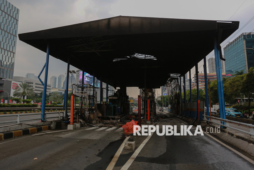 Suasana kerusakan di Gerbang Tol Semanggi, Jakarta, Sabtu (30/8/2025). Kerusakan tersebut imbas dari aksi sejumlah elemen masyarakat terkait menuntut pengusutan kasus penabrakan pengemudi ojek online oleh mobil rantis Brimob hingga tewas. Kerusakan tersebut meliputi geebang tol Semanggi 1 dan 2, enam halte yang terbakar serta 16 halte yang rusak. Selain halte, Mako Gegana, Polres Jakarta Timur dan pos Polisi mengalami kerusakan akibat menjadi sasaran amuk massa saat bentrok.