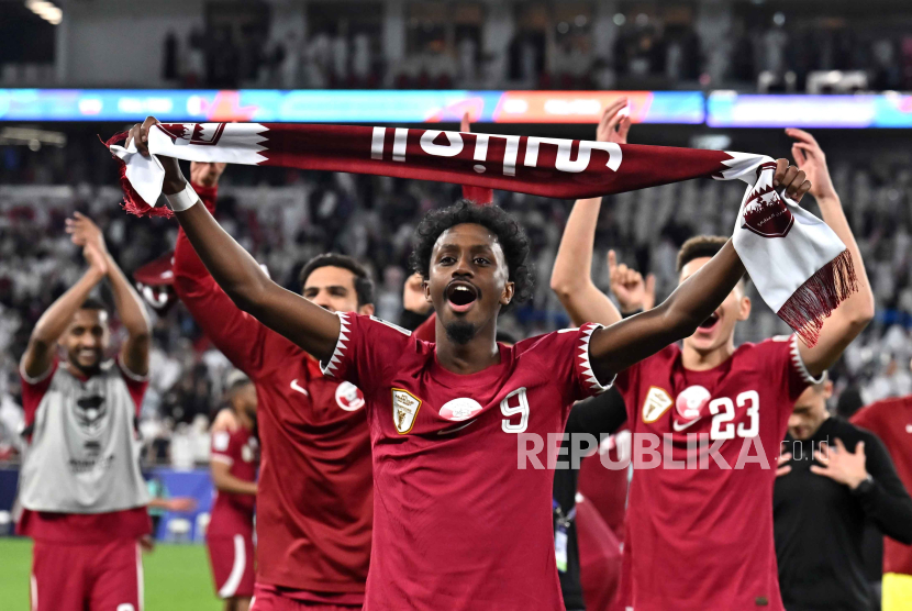  Selebrasi para pemain Qatar setelah memenangi semifinal Piala Asia kontra Iran di Doha, Qatar, 07 February 2024.  