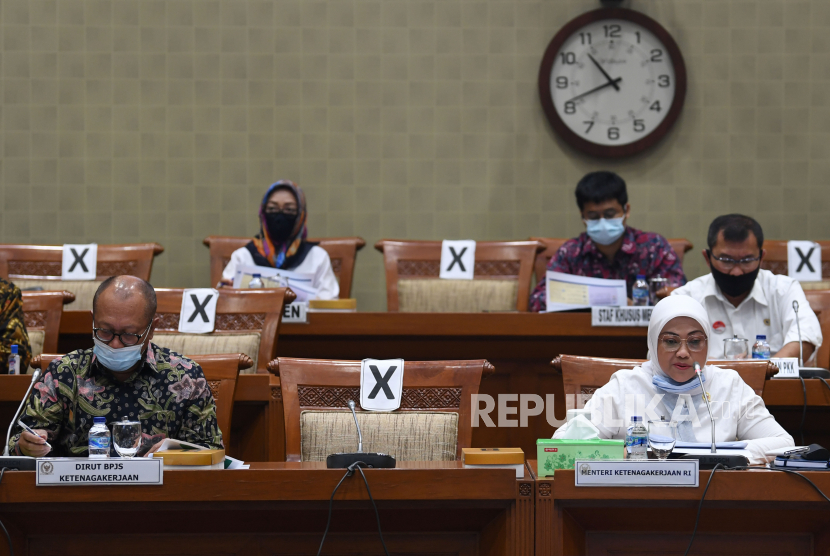 Menteri Tenaga Kerja Ida Fauziyah (kanan) bersama Dirut BPJS Ketenagakerjaan Agus Susanto (kiri) menyampaikan penjelasan terkait program subsidi pemerintah kepada pekerja dalam Rapat Dengar Pendapat dengan DPR Komisi IX DPR di Kompleks Parlemen Senayan, Jakarta, Rabu (26/8/2020). RDP tersebut diantaranya membahas program subsidi pemerintah kepada pekerja dengan upah dibawah Rp5juta dan evaluasi aturan hukum ketentuan BPJS Ketenagakerjaan untuk membantu peserta selama pandemi COVID-19.