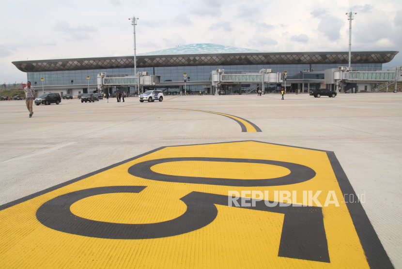 Petugas berjalan di kawasan Bandara Internasional Dhoho yang akan segera beroperasi di Kediri, Jawa Timur.
