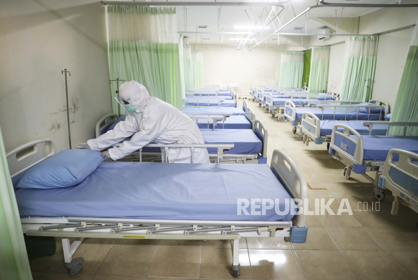 Petugas medis memeriksa ruang isolasi darurat di Stadion Patriot Candrabhaga yang disiapkan untuk menjadi fasilitas karantina bagi orang-orang yang menunjukkan gejala COVID-19 di tengah wabah baru virus Corona di Bekasi di pinggiran Jakarta, Indonesia, Rabu, 9 September 2020.