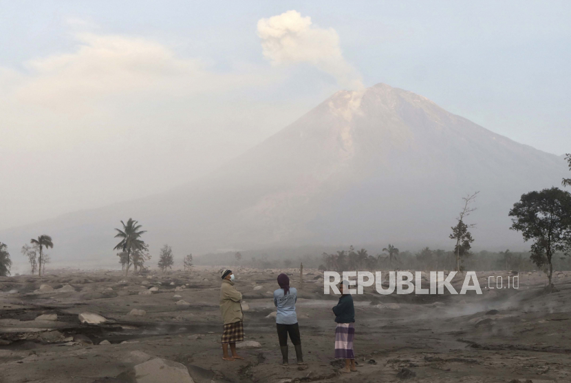 Badan Nasional Penanggulangan Bencana (BNPB) memaparkan bahwa keberhasilan relokasi pemukiman penduduk ke daerah aman menjadi alasan tidak ada korban jiwa saat erupsi Gunung Semeru di Jawa Timur, pada awal Desember 2022